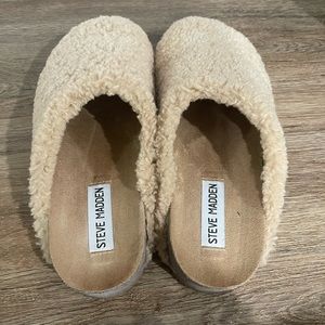 SIZE 6 never worn Steve Madden teddy slides